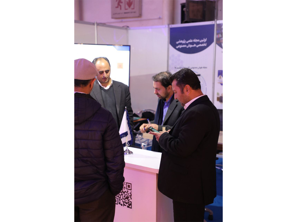 حضور جناب آقای دکتر شریعت زاده در غرفه انجمن ملی هوش مصنوعی ایران و پاسخگویی به سئوالات مراجعین