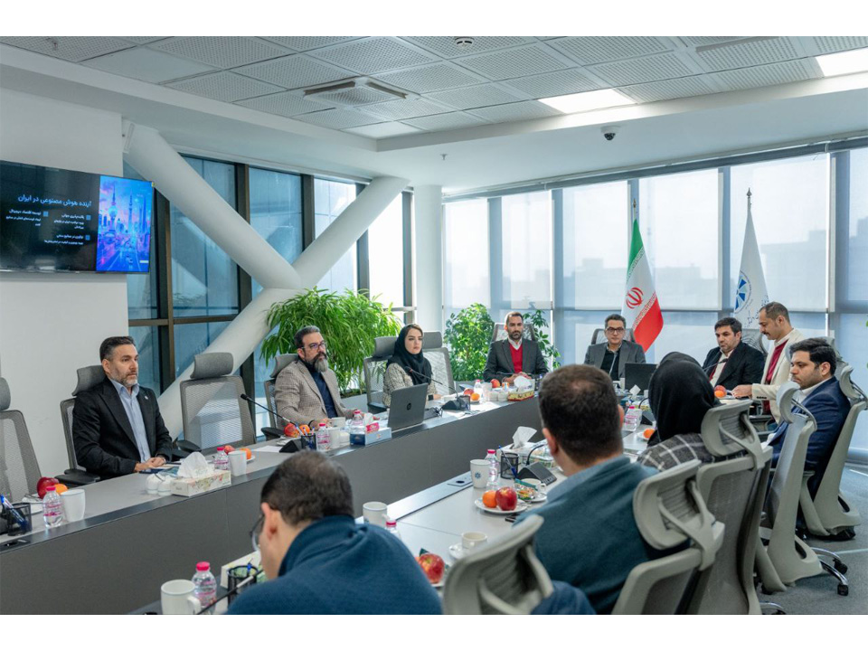 این نشست با حضور سرکار خانم مریم فدایی (معاون محترم امور کمیسیونها و هیئت نمایندگان)، جناب آقای مازیار نوربخش (ریاست محترم کمیسیون تحول، نوآوری و بهره‌وری) و سرکار خانم دکتر الهام فراهانی (عضو محترم هیات مدیره انجمن ملی هوش مصنوعی ایران) و بخشی از فعالان اقتصادی این حوزه برگزار گردید.