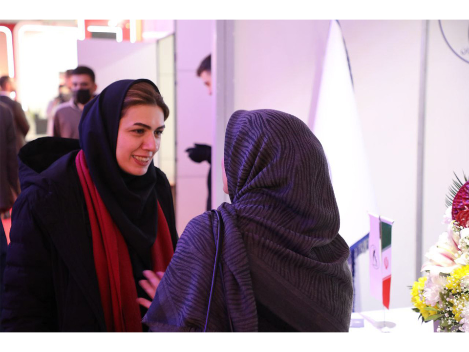 بازدید خانم دکتر فراهانی از غرفه انجمن ملی هوش مصنوعی ایران و پاسخگویی به سئوالات مراجعین